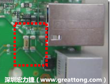 有人認為電容旁邊已經有螺絲將電路板固定于機殼上了，不應該發(fā)生電路板彎曲的現象才對。