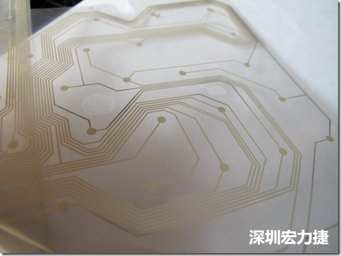 下面第二個圖則是另一片也有著按鍵線路的PTF，當(dāng)上、下兩面PTF的按鍵結(jié)點互相接觸后就可以計算出是哪個按鍵被按下了。可是當(dāng)按鍵沒有按下時，上下兩片PTF的線路則是分開的，所以上圖那片PTF的線路上面其實還另外覆蓋了另一層透明的PET作為絕緣層，只露出了需要在鍵盤按下時才會碰觸的接觸點，因為這些材質(zhì)使用的都是Polymer，所以才撐這樣的技術(shù)為Polydome(聚合簧片)。
