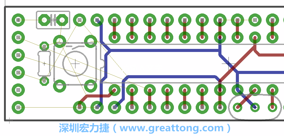 到目前為止，你應(yīng)該只剩下四個(gè)部分還未進(jìn)行布線，10K重置上拉電阻器、重置電容和1×6的序列排針。