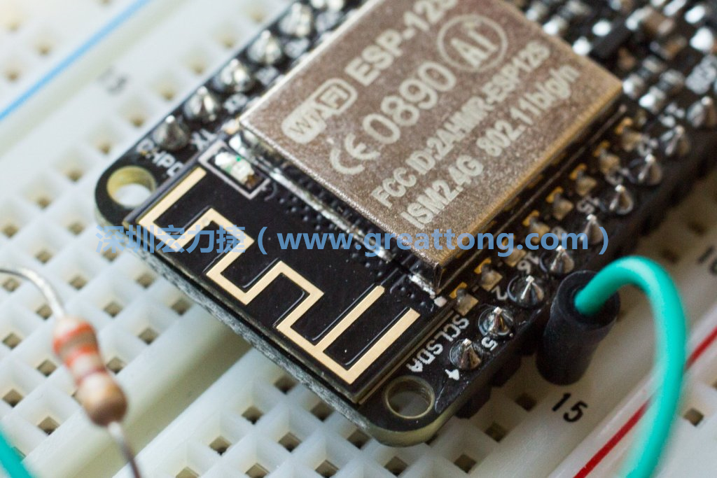 Adafruit Feather板上的無(wú)線電天線。