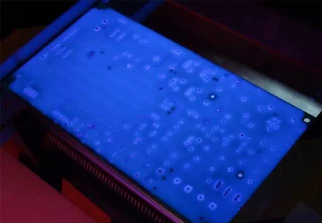 經(jīng)過涂覆工藝后的PCB，在紫光燈下的拍攝效果，原來coating也可以這么美！