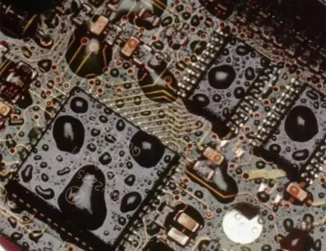 經(jīng)過涂覆工藝后的PCB，在表面形成透明的保護膜，能有效防止水珠和潮氣侵入，避免漏電和短路。